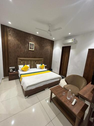 THE LUXURY PLATINUM INN --Luxury Deluxe Rooms -- Chandigarh Road