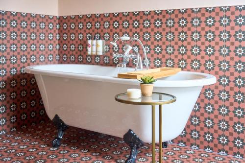 حمام, فندق وايت هورس (White Horse Hotel) in دوركينج