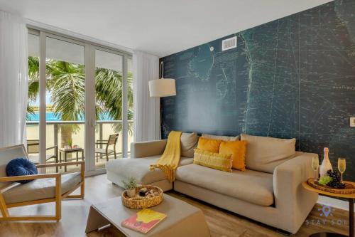 Apartment with Balcony, Gym & Near Beach in Hallandale Beach, USA
