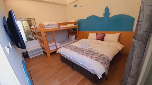 1 double bed, 2 twin beds