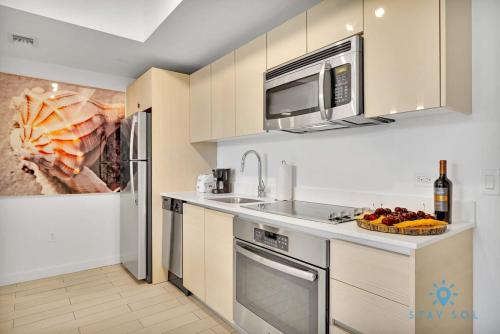 MODERN Resort Modern apartment 2 BR 2 BR POOL in Hallandale Beach, USA