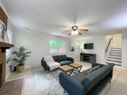 Fenced-In 3 BR Swingset, Carport, North Raleigh – khách sạn tại Brentwood / Milkbrook