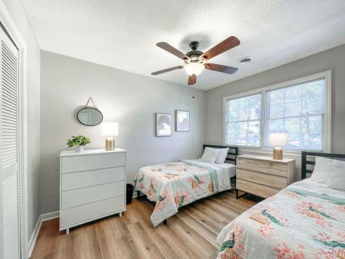 Fenced-In 4 BR 2mi North Hills, Garage, Storage in Raleigh, USA