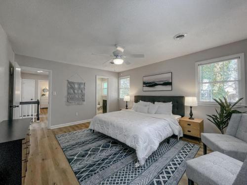 Fenced-In 4 BR 2mi North Hills, Garage, Storage in Raleigh, USA