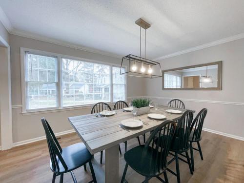 Fenced-In 4 BR 2mi North Hills, Garage, Storage