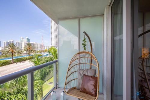 Tropical Apartment - Balcony - Resort with Pool and Gym in Hallandale Beach, USA