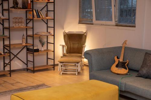 Fresh room in a digital nomad house 105 - image 9