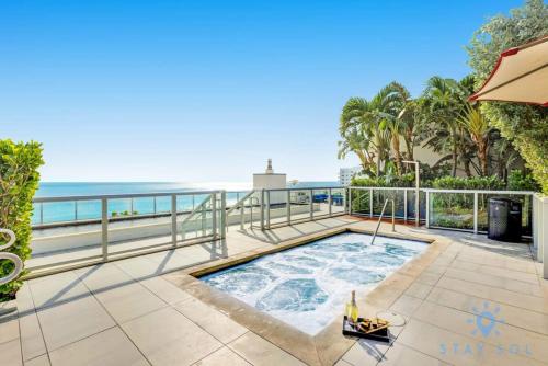 Modern Luxury Retreat: Rooftop Pool Ocean Views