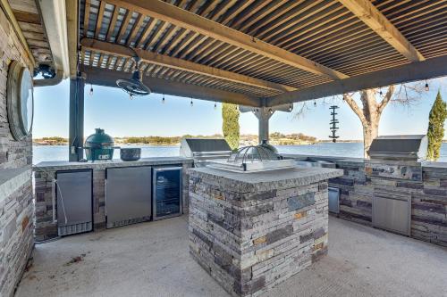 Stunning Lake Granbury Retreat Gazebo and Fire Pit! in Granbury, USA