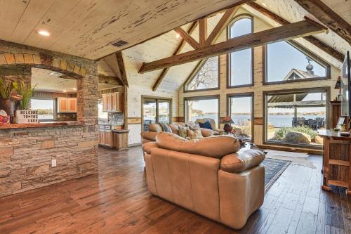 Stunning Lake Granbury Retreat Gazebo and Fire Pit! in Granbury, USA