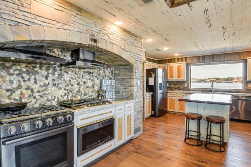 Stunning Lake Granbury Retreat Gazebo and Fire Pit! in Granbury, USA