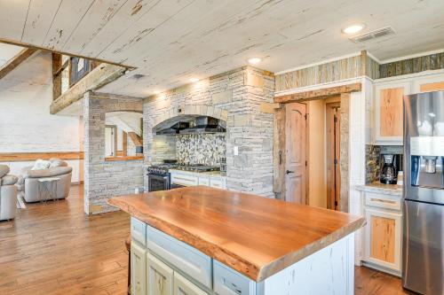 Stunning Lake Granbury Retreat Gazebo and Fire Pit! in Granbury, USA