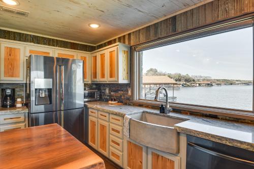 Stunning Lake Granbury Retreat Gazebo and Fire Pit! in Granbury, USA