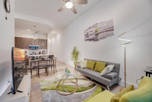Snazzy loft style 2BR I Gym I Parking I Workspace in Dallas, USA