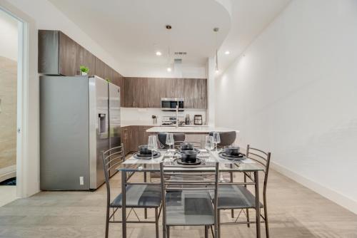 Snazzy loft style 2BR I Gym I Parking I Workspace in Dallas, USA