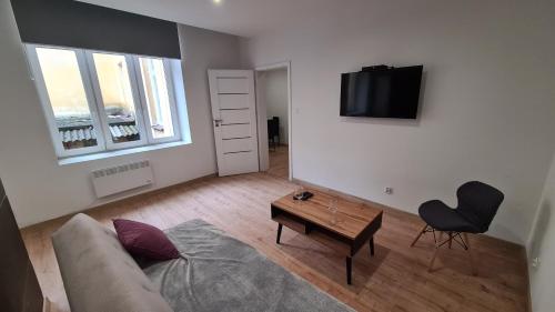 1 queen bed, 1 sofa bed