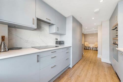 3bdBond StrMayfair - Sleeps 7 - Tap to explore photos