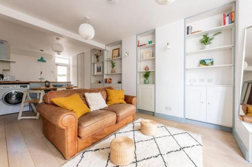 Lovely self-contained basement studio with kitchen, Лондон