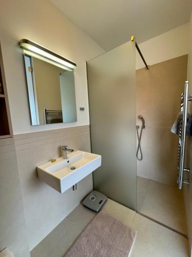 Deluxe Double Room with Balcony image 6
