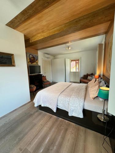 Deluxe Double Room with Balcony image 9