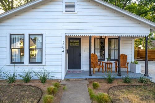 La Belle Vie lovely suite with hot tub & firepit in Fredericksburg, USA