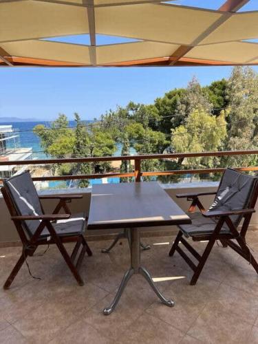 Cozy Second floor apt in Artemida with sea view