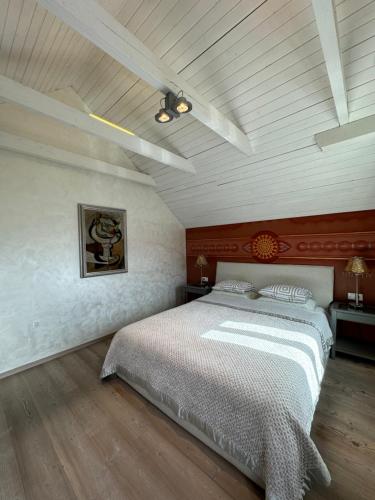 Standard Double Room image 9