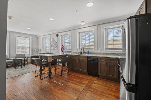 ห้องครัว, Stylish Loft Steps Away from Main Street in คอนเวย์ (SC)