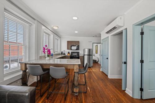 ห้องครัว, Stylish Loft Steps Away from Main Street in คอนเวย์ (SC)