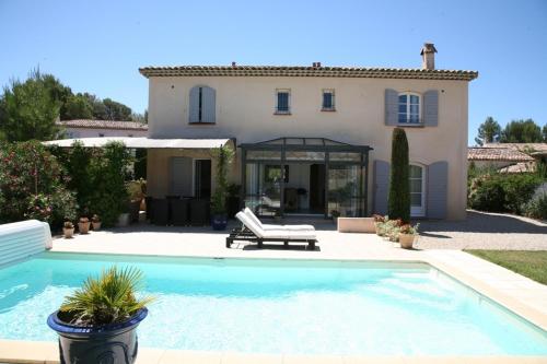 Golf de Pont Royal Villa les Micocouliers climatisée 4 chambres Piscine chauffée Parking gîte à louer Pont-Royal