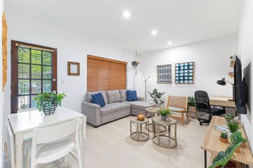 Bright and Stylish Apt in Las Olas Blvd Victoria Park in Fort Lauderdale, USA