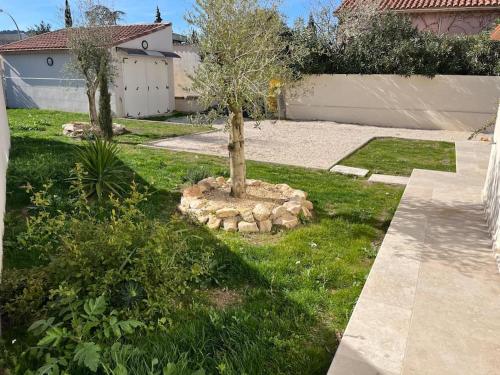 Bas de villa avec jardin - Location, gîte - Martigues