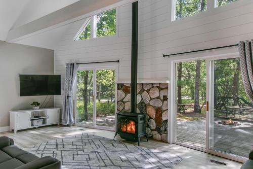 A-Frame Cabin with a Game Room Across From Big Star Lake Boat Launch in Baldwin, USA