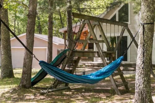 A-Frame Cabin with a Game Room Across From Big Star Lake Boat Launch in Baldwin, USA