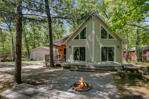 A-Frame Cabin with a Game Room Across From Big Star Lake Boat Launch in Baldwin, Vereinigte Staaten von Amerika