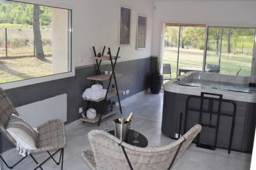 Villa Gard'iguette avec SPA entre vignes &garrigue gîte à louer Carnas