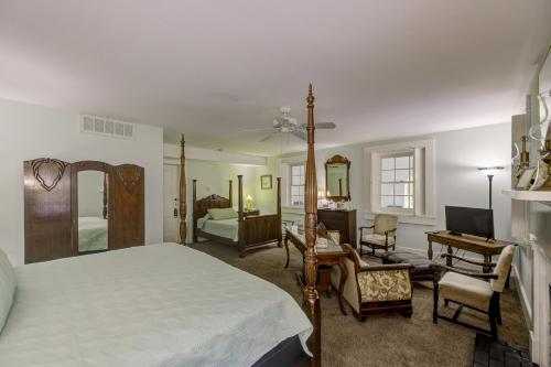 Deluxe Queen Room