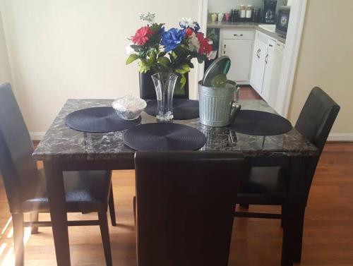 Entire Comfy Home Near ATL airport -Two Bedrooms in Atlanta, USA