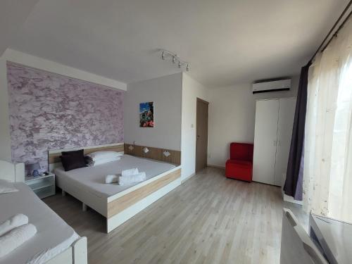 Triple Room with Balcony image 10