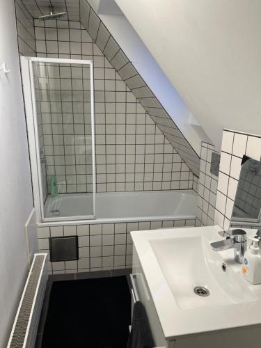 淋浴間, Loft Apartment in Central Zug in 蘇格