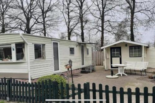 Stacaravan 108 met airco vakantiepark de Tien Heugten Schoonloo Drenthe
