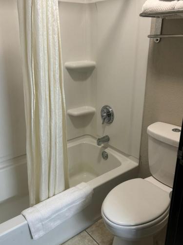 Econo Lodge Lincoln - image 9
