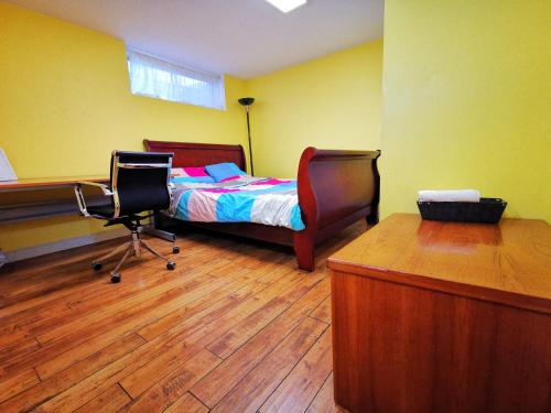 B&B Toronto - one queen-sized bed convenient location - Bed and Breakfast Toronto