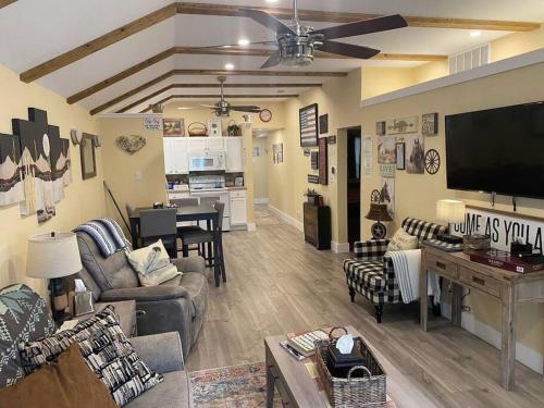 StockYards! Less than 4 minutes-Sleeps 8-Lee House in Fort Worth, USA