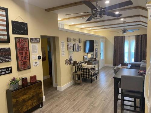 StockYards! Less than 4 minutes-Sleeps 8-Lee House in Fort Worth, USA