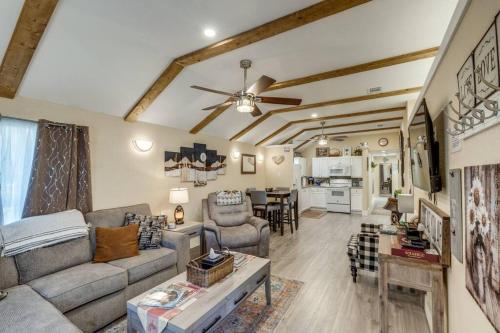 StockYards! Less than 4 minutes-Sleeps 8-Lee House in Fort Worth, USA