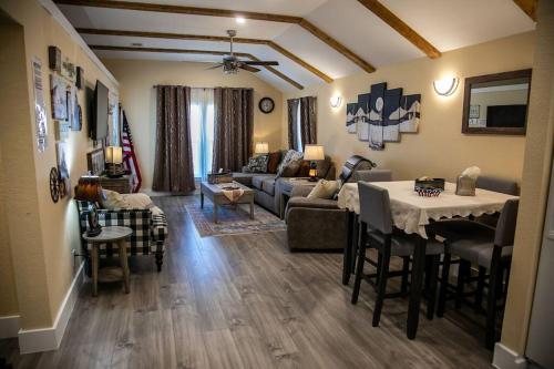 StockYards! Less than 4 minutes-Sleeps 8-Lee House in Észak