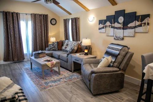 StockYards! Less than 4 minutes-Sleeps 8-Lee House in Észak