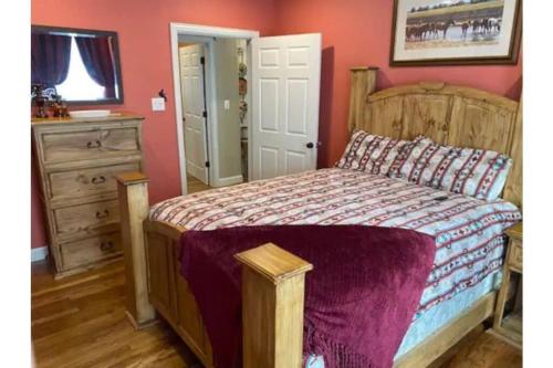 StockYards!-1 block away ! Cowboy Cottage sleeps 9