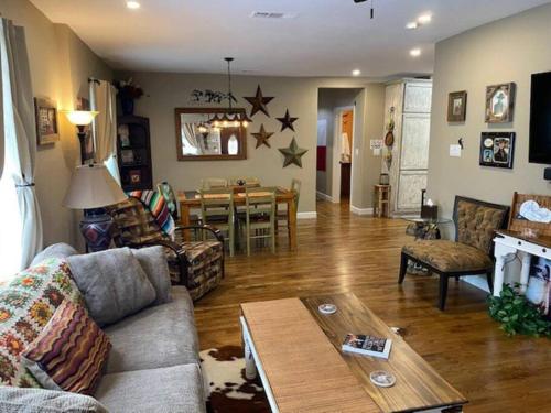 StockYards!-1 block away ! Cowboy Cottage sleeps 9